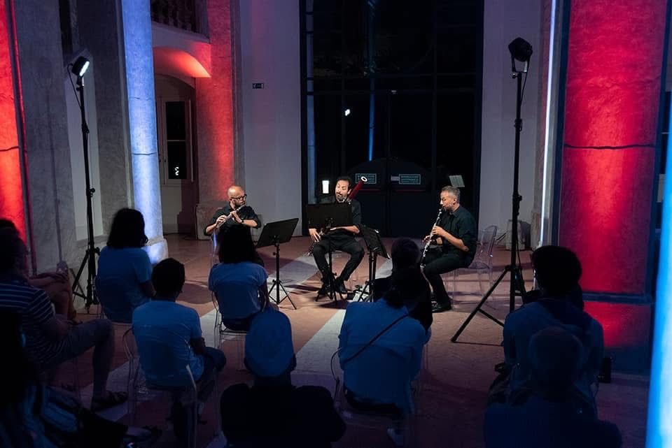 Il trio in concerto con il pubblico in primo piano
