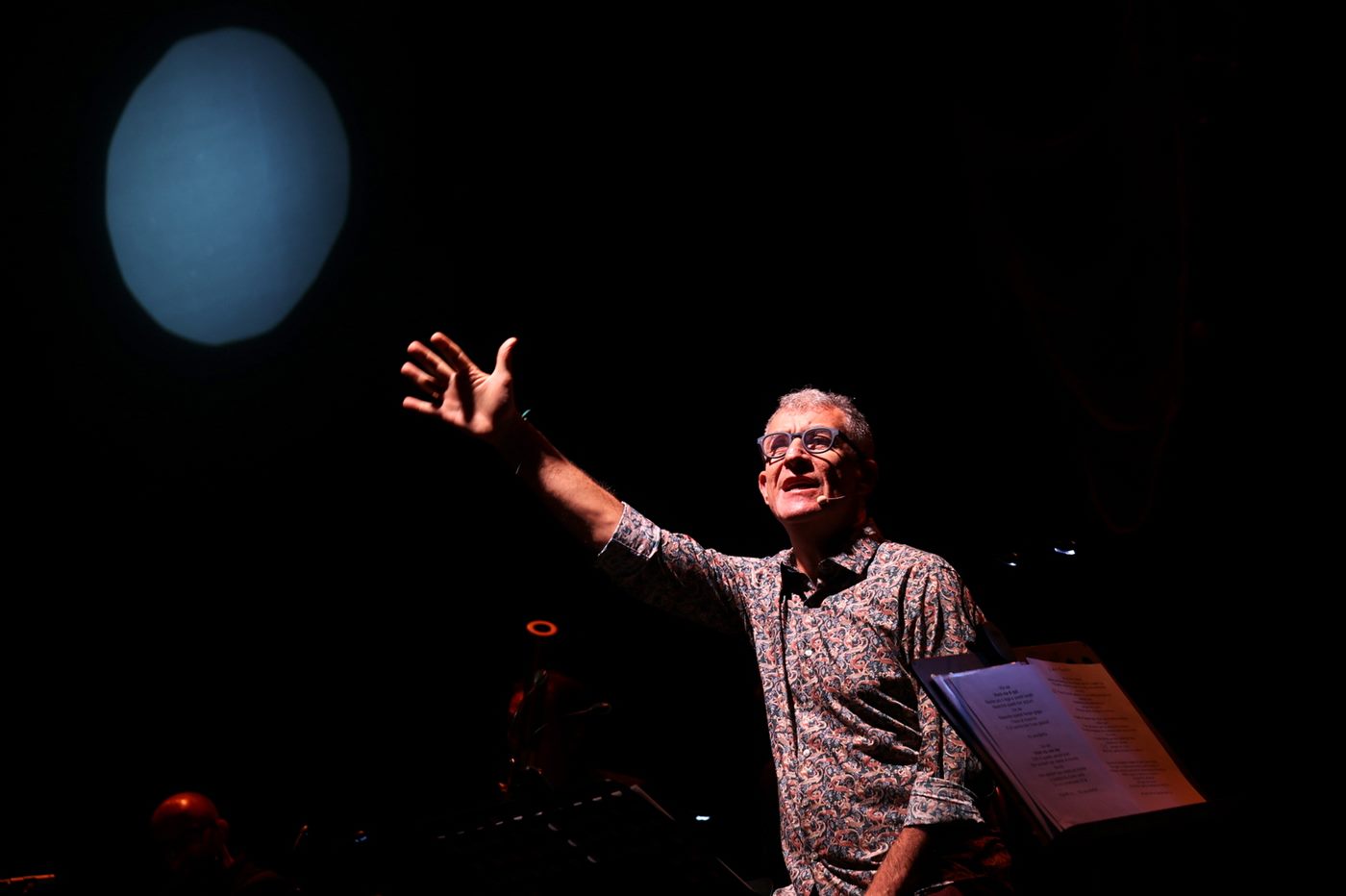 Carlos Branca indica la luna