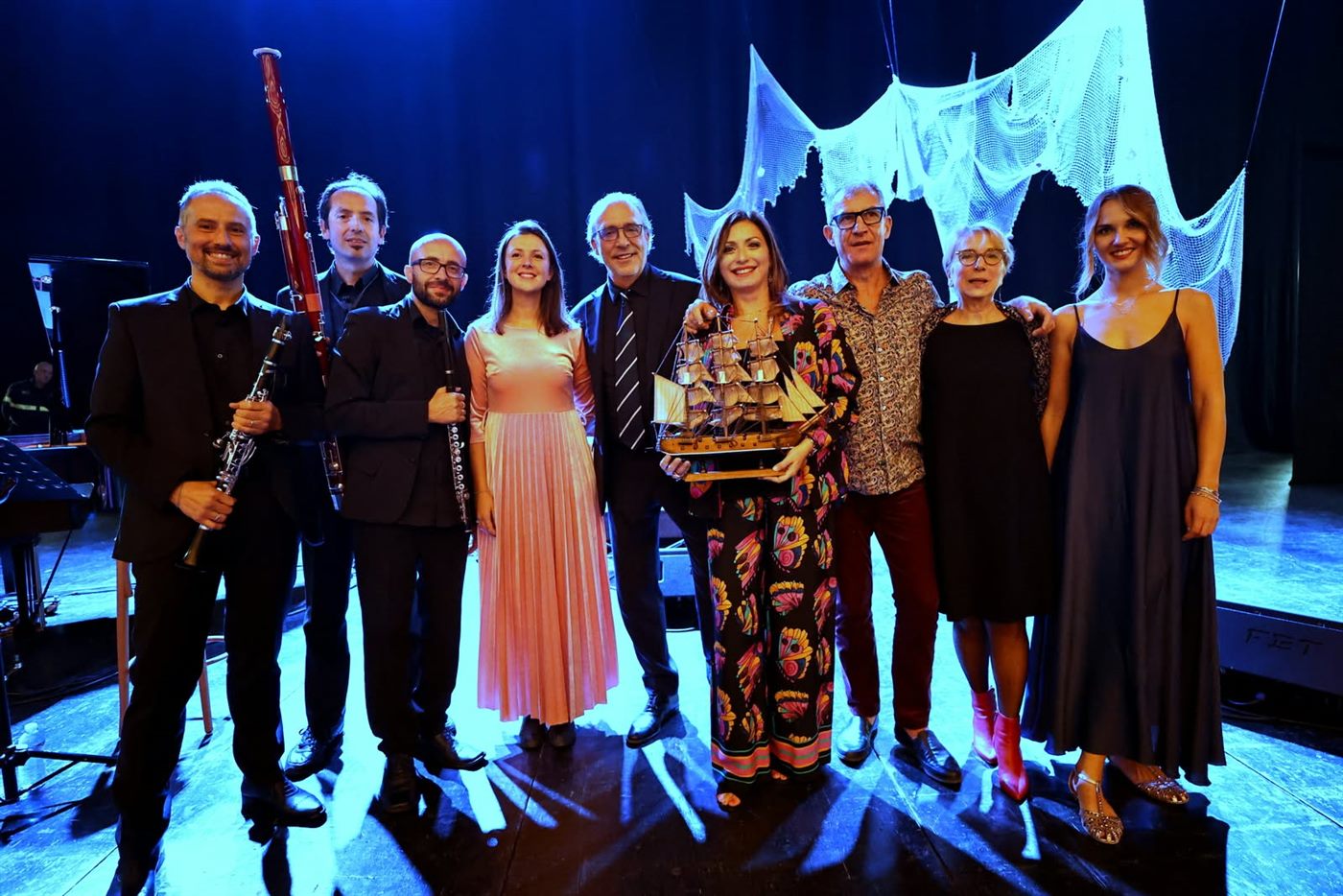 Foto di gruppo con il veliero