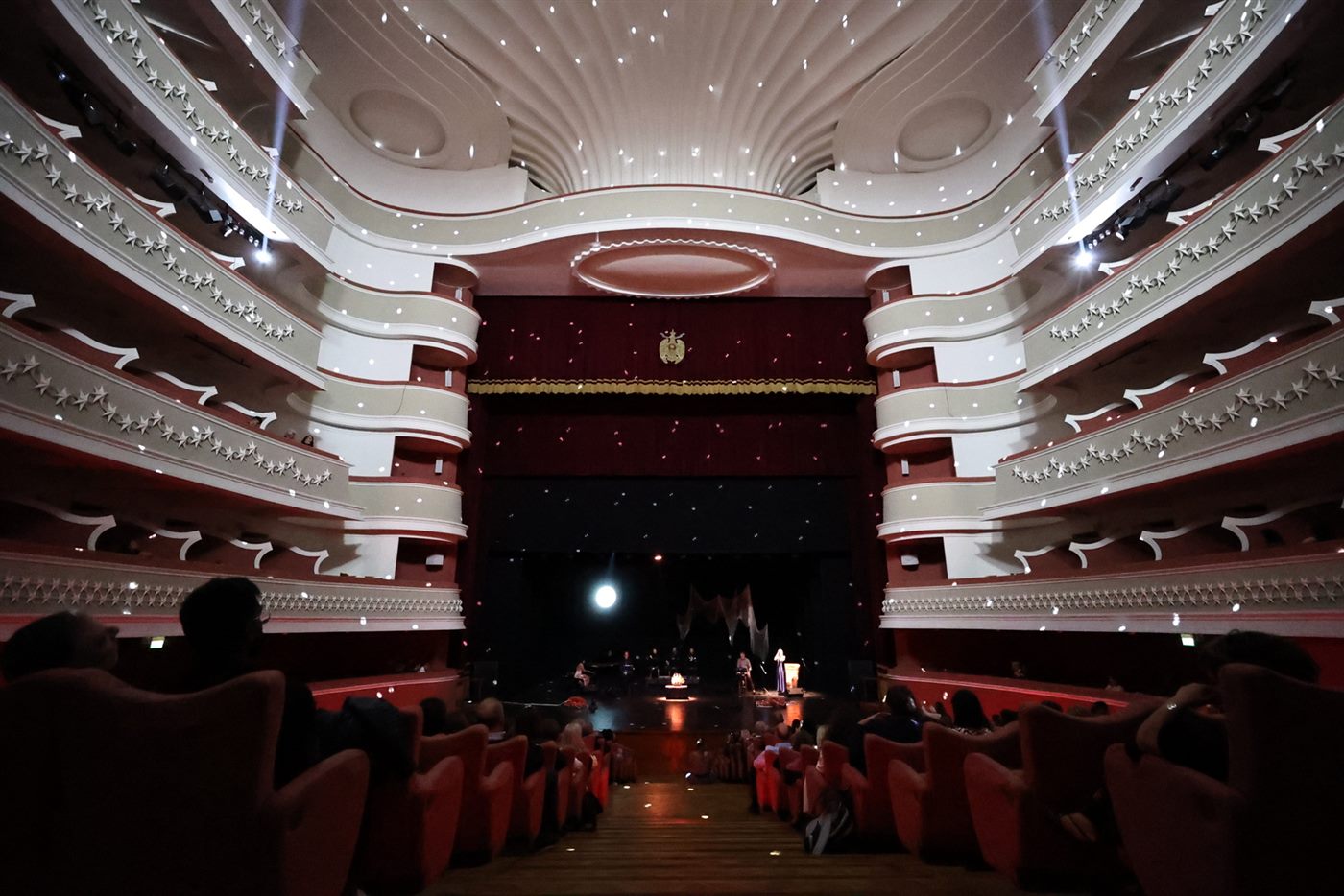Il Teatro Politeama di Catanzaro illuminato di stelle durante lo spettacolo