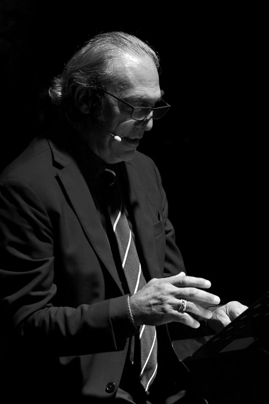 Luca Ward legge al leggio
