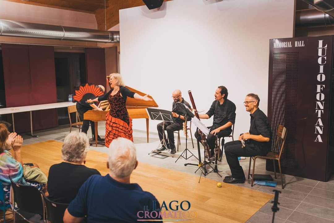 La cantante con il ventaglio