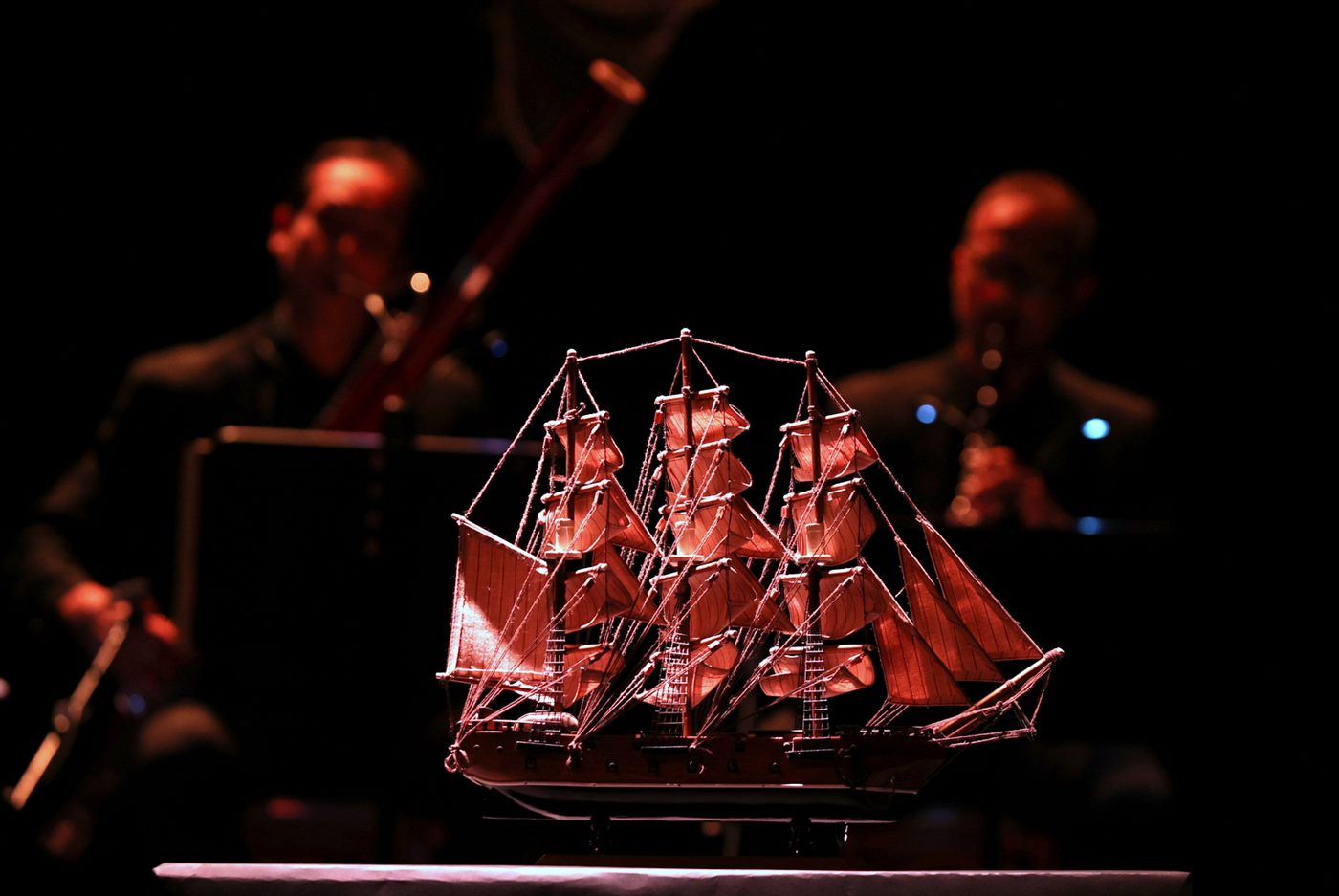 Un veliero in miniatura sul palco